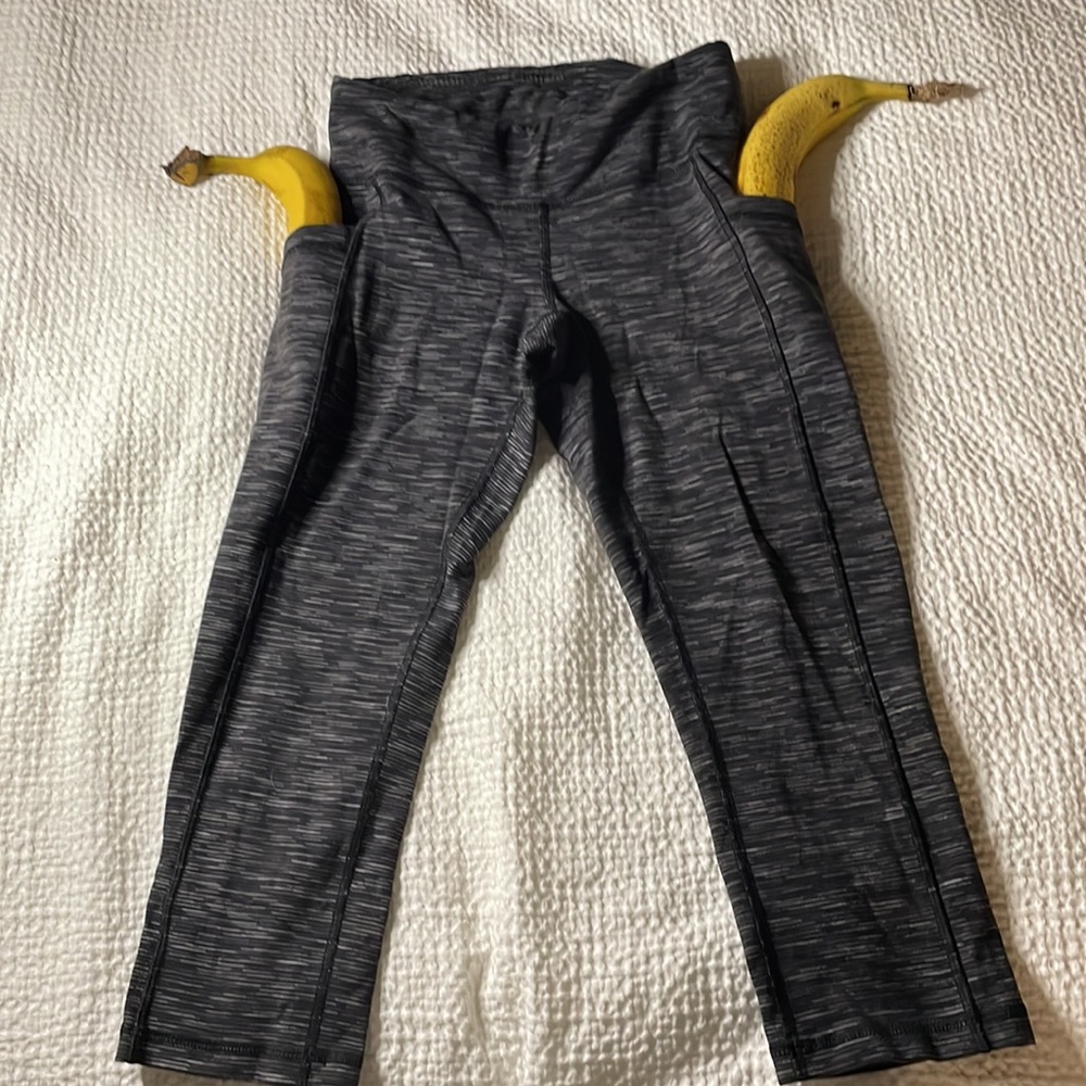 Lucy size small space dye pattern pocket capri leggings